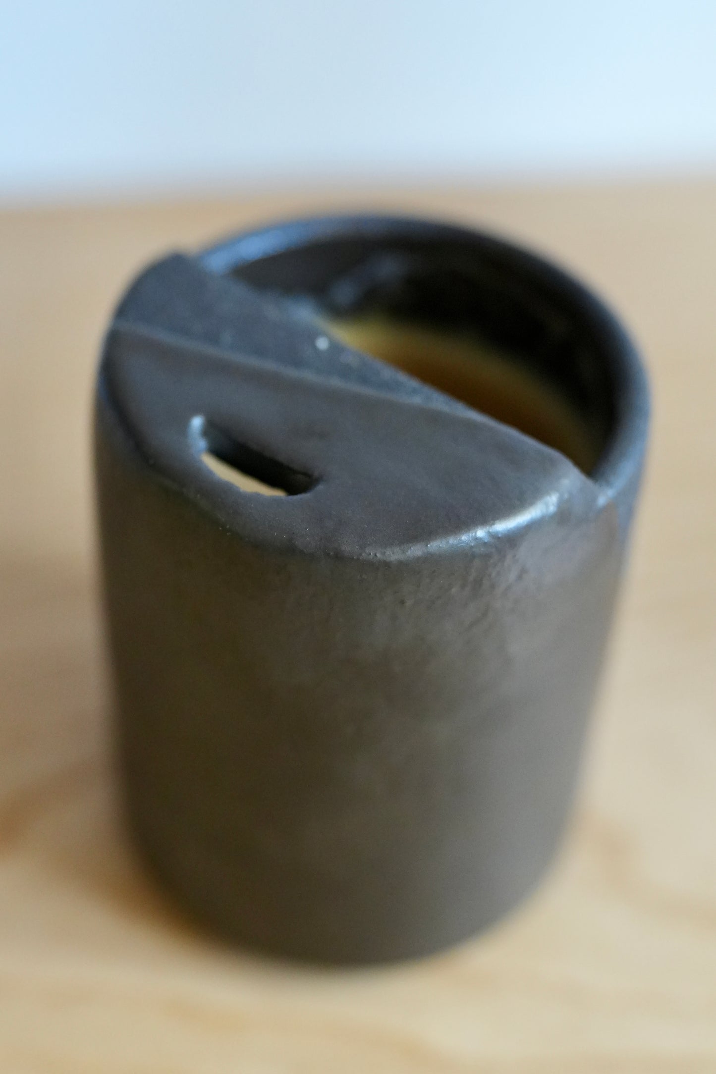Carbón Lidded Mug